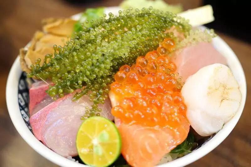 就算在日本本土,海葡萄也被认为是一种高级的料理食材,这源于整个日本也只有冲绳有产,海葡萄是当地人的骄傲。在冲绳,海葡萄显得很亲民,价格并不昂贵,各种摊店、超市、鱼市里随处可见它的身影。在那霸的地铁站出口,两个购物后小憩的妇女对坐着分食一盒晶莹的海葡萄,人手一瓶清啤,悠哉闲哉,仿佛周围熙熙攘攘的人流并不存在,充分反映出当地人与世无争的心态。食肆里,海葡萄成了各种海鲜、刺身、寿司、沙拉的最佳搭档,只要它现身,装盘的视觉效果立马提升,整个焕发出优雅灵动的光泽,简直可以被评它为最优秀配角了!我尝试了网友推荐的海葡