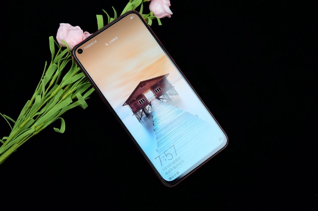 荣耀手机在很早以前就采用"全面屏"方案,并在荣耀v20首次采用"魅眼全